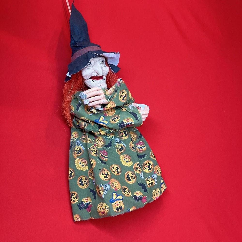 Animated Witch / Sings Kiss When The Sun Don't Shine / Halloween / Works / Flaws